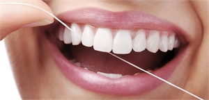Dental tape is around 1-2mm wider than the regular dental floss. It covers a bigger surface when flossing in between the teeth and is more efficient in cleaning the plaque biofilm in the interproximal spaces.