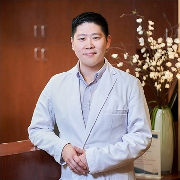 Renton implant dentist Dr Hu in the Hu Smiles office