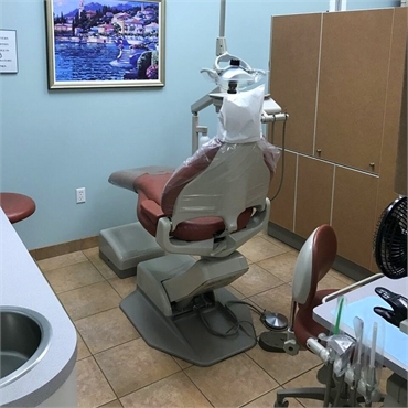 Dental chair at denture clinic Everlasting Smiles Palm Beach Gardens FL 33410