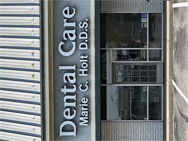 Storefront view Fishers dentist Holt Dental