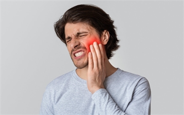 How to Manage Severe Tooth Pain Until You Can See an Emergency Dentist