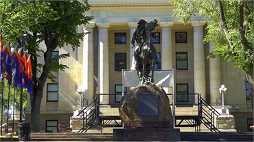 Courthouse Plaza at 4 minutes drive to the east of Prickly Pear Family Dental Prescott AZ 