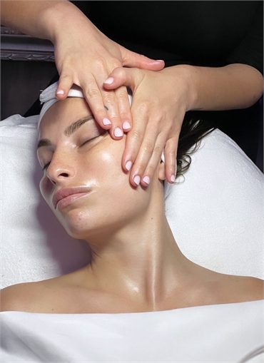 The Complete Guide to Chemical Peels for Smooth Glowing Skin
