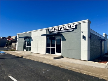 Storefront view 10 Day Smiles Arlington office