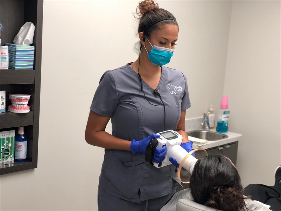 Dental hygienist at Smile Design Dental of Margate Dentagama