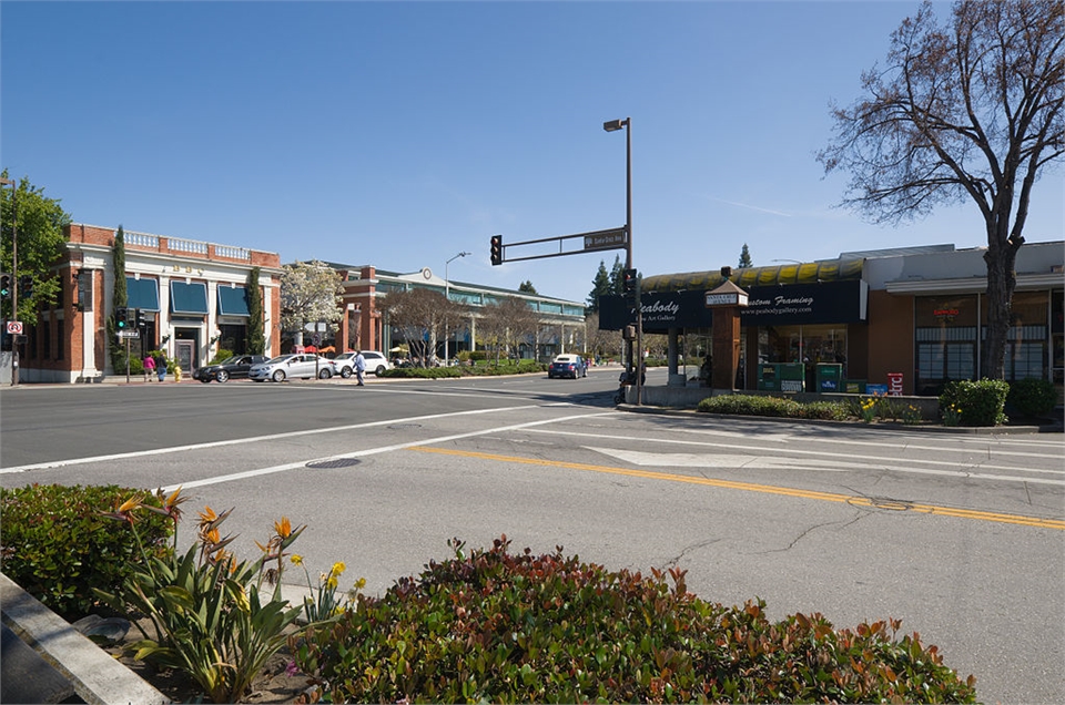 Downtown Menlo Park few paces to the southeast of Menlo Park dentist Scott Hoffman DDS