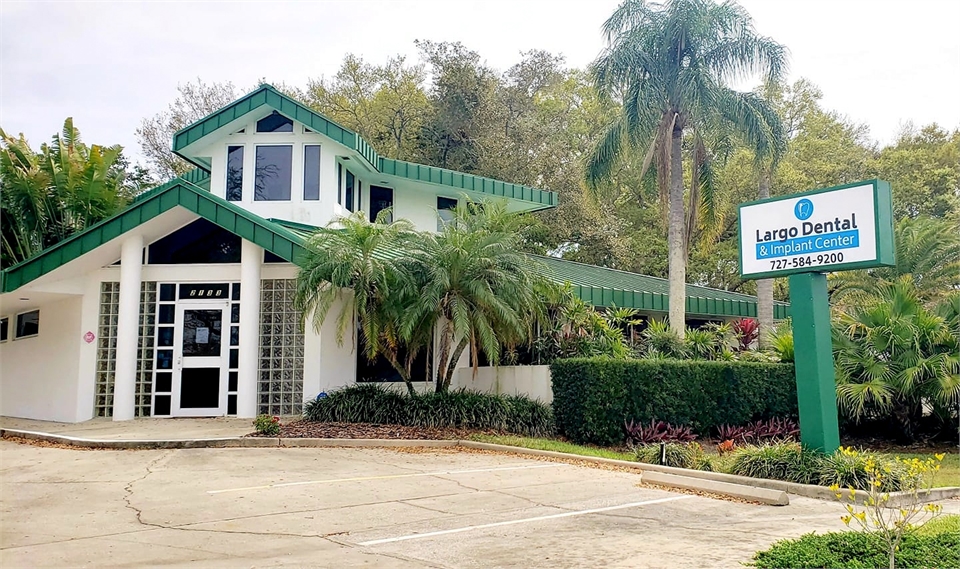 Store front of Largo Dental and Implant Center office and signboard