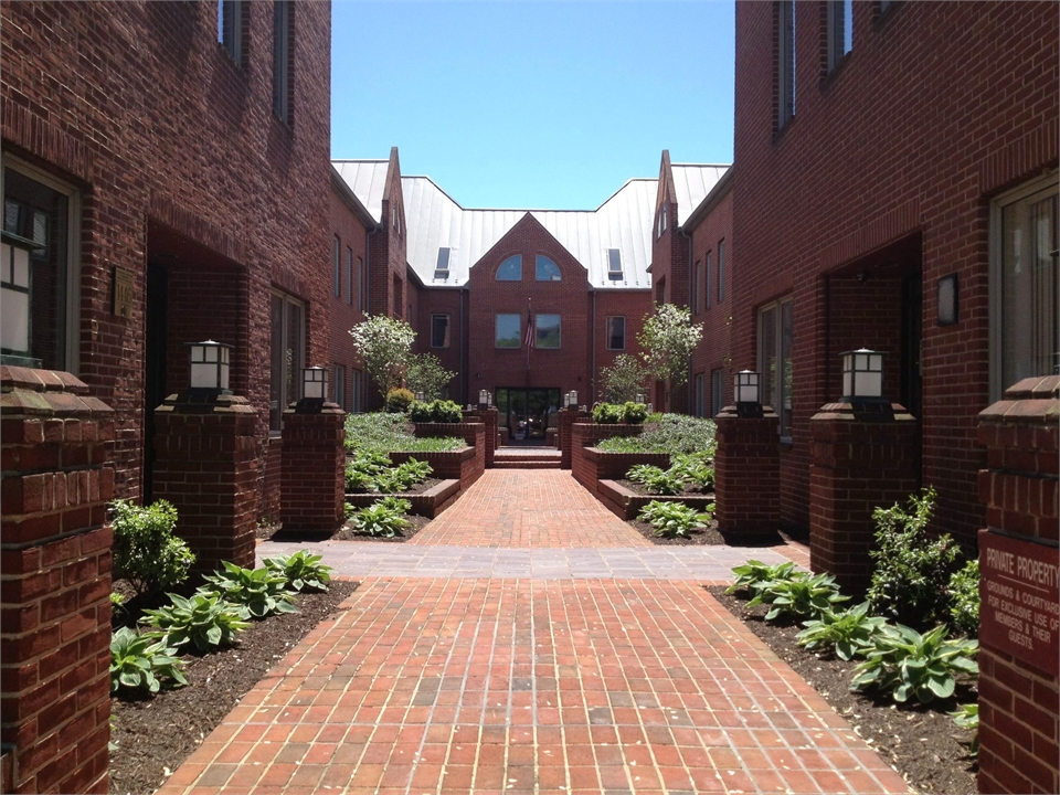 The courtyard at Alonzo M. Bell DDS office