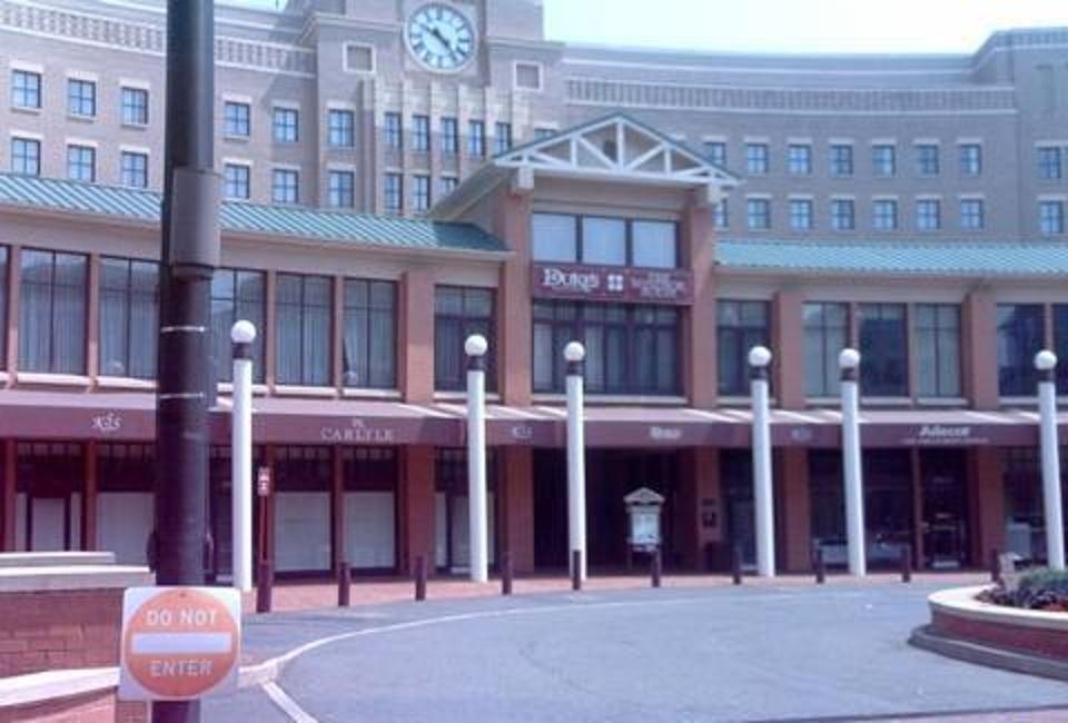 Exterior view Alonzo M. Bell DDS cosmetic dentistry in Alexandria VA 22314