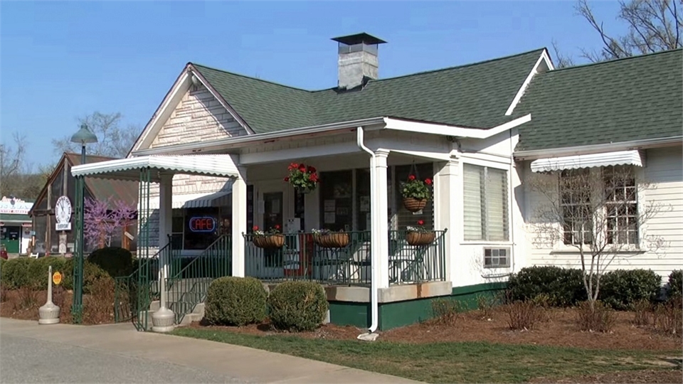 The Loveless Cafe at 3 minutes drive to the west of Nashville dentist Nashville Smiles