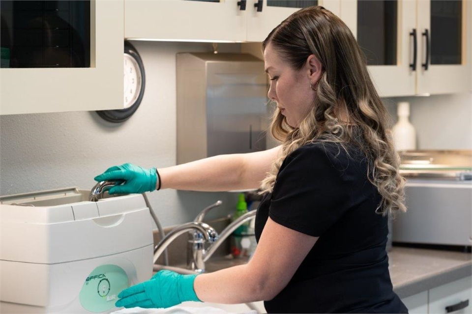 Dental assistant Samantha working on Effica Ultrasonic Cleaning System at Scottsdale dentist Radiant