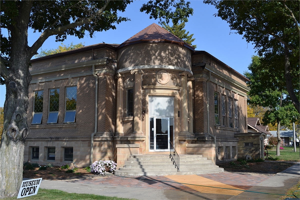 Eagle Grove Memorial Library few paces to the northwest of Eagle Grove dental clinic Moffitt Dental 