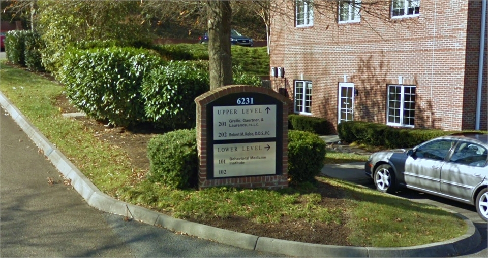 Signboard outside Knoxville dentist Robert M Kelso DDS office