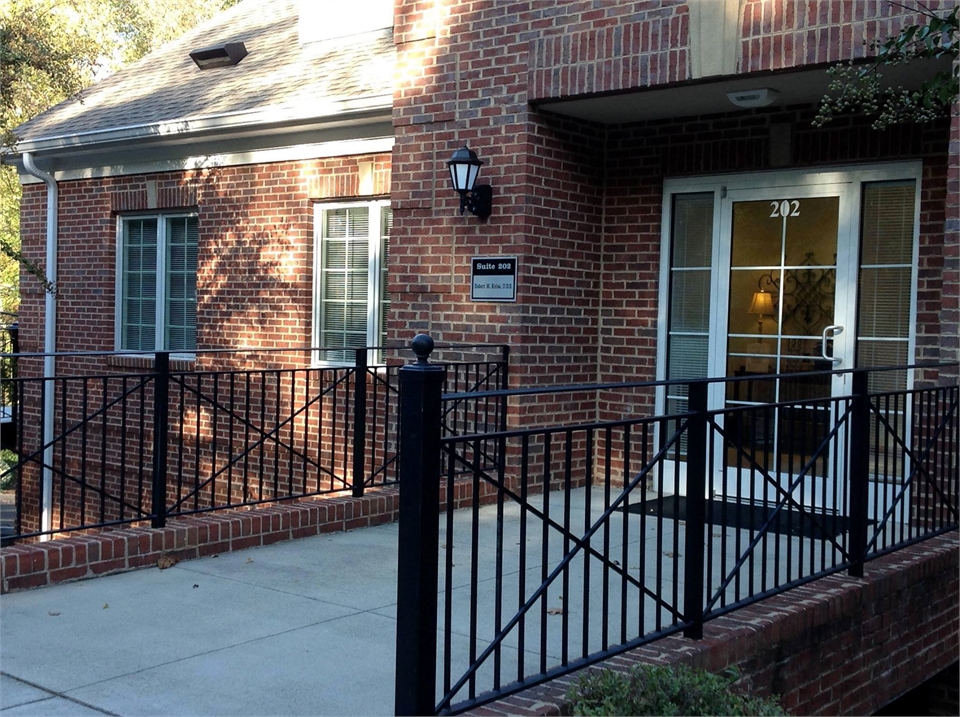 Front entrance at the office of Knoxville dentist Robert M. Kelso DDS