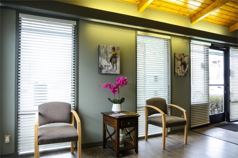 Relaxing waiting area at Medford sedation dentist Elite Dental