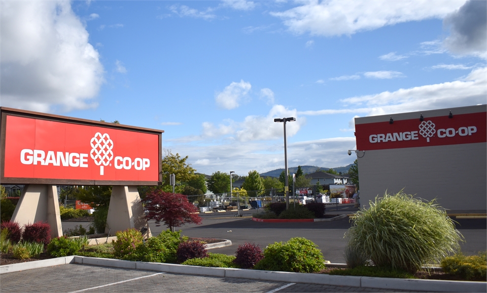 Grange Co-op South Medford at 7 minutes drive to the south of Medford dentist Elite Dental