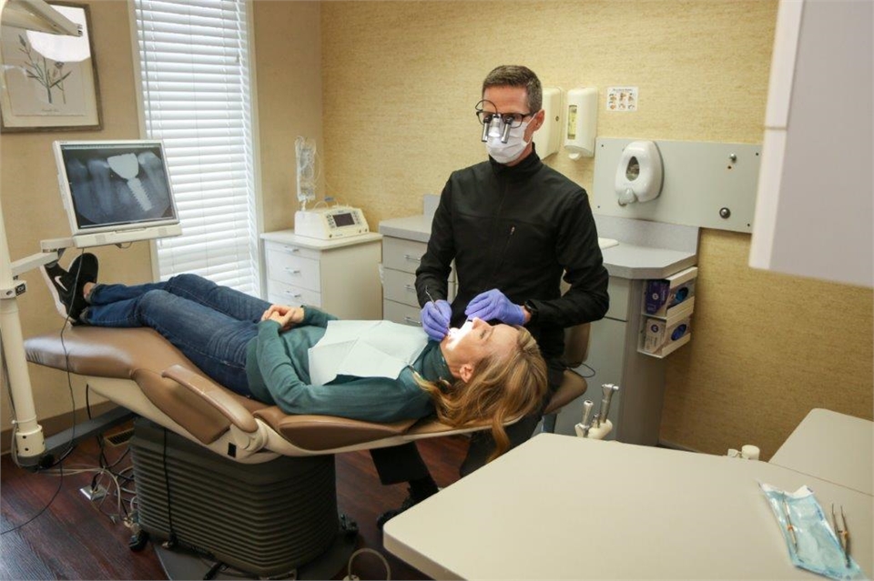 Medford's top dental implants specialist Dr. Warr at Elite Dental