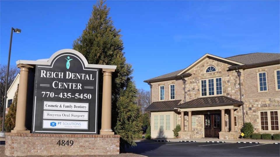 Signboard and exterior view Reich Dental Center Smyrna GA