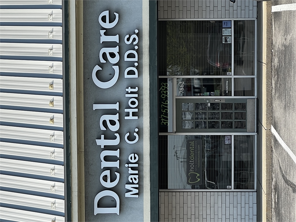 Storefront view Fishers dentist Holt Dental Dentagama