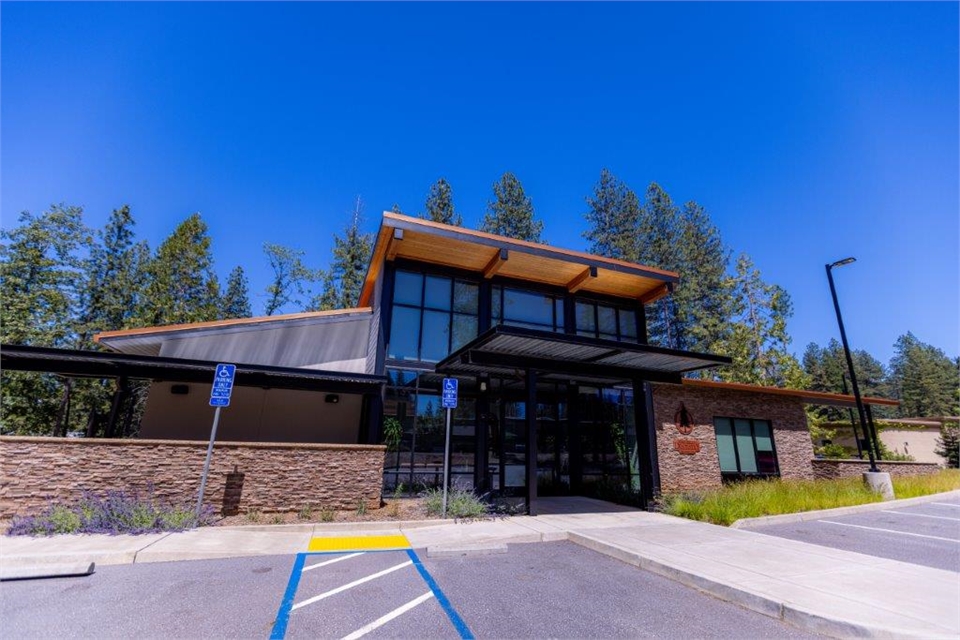 Exterior view Pine Hills Dentistry office building in Grass Valley