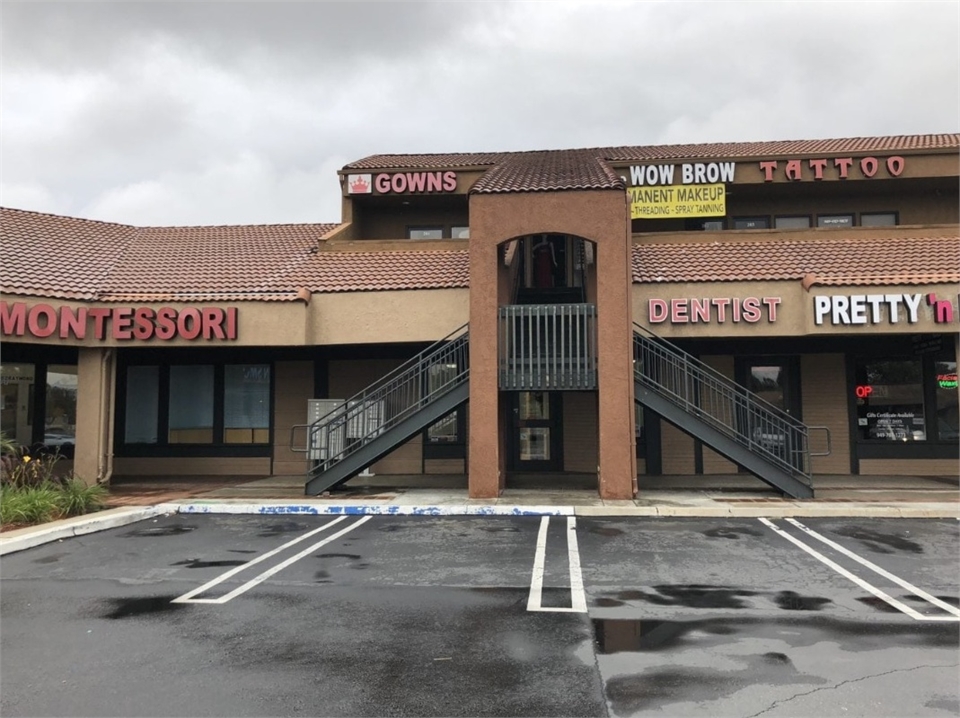 Storefront and parking area at Lake Forest CA dentist Pankaj R. Narkhede