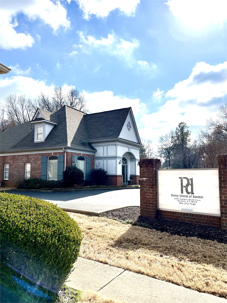 exterior-view-pettey-dental-of-bartlett-office.
