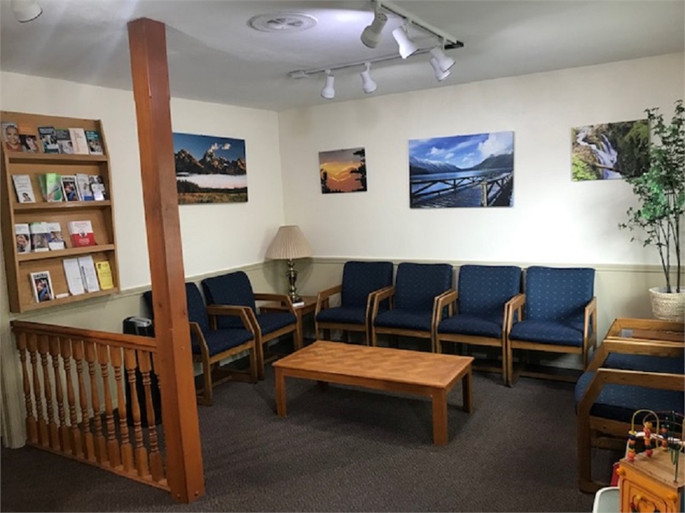 cozy-welcoming-waiting-area-pocock-family-dental.