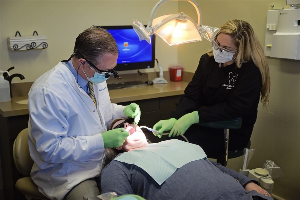 Dr. Warren performing dental implants procedure at Litchfiled Park dentist Warren and Hagerman Famil