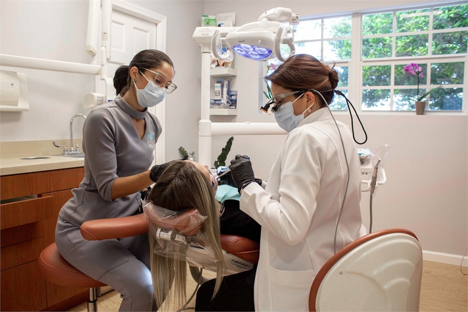 Davie dentist Dr. Magurno working on dental implant with assistant at One Dental Studio