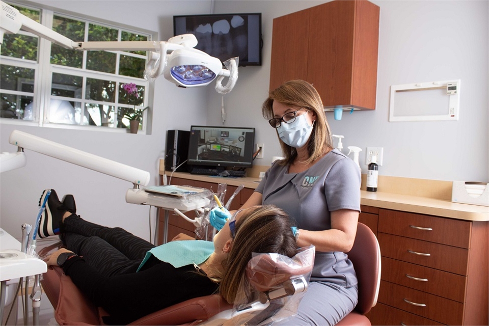 Dental hygienist at Davie dentist One Dental Studio