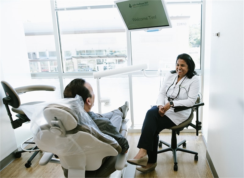 Sammamish WA dentist Asha Madhavan DDS welcoming patient