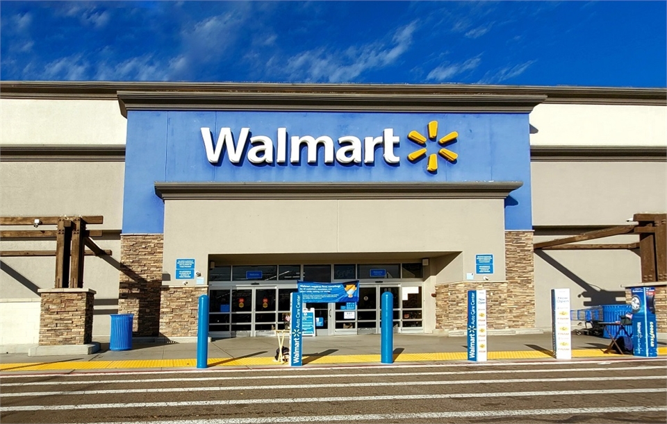 Walmart Supercenter just 5  km to the north of Vista dentist Allred Dental