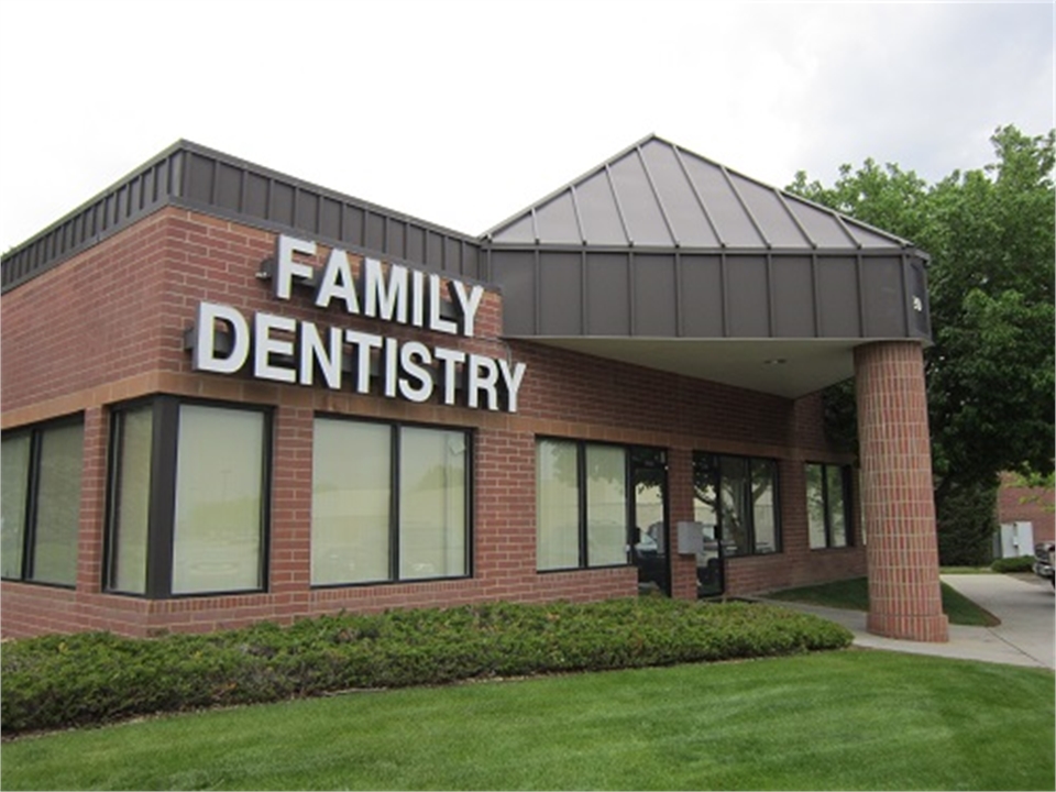 Offic Exterior of Longmont CO dentist Artistic Smiles