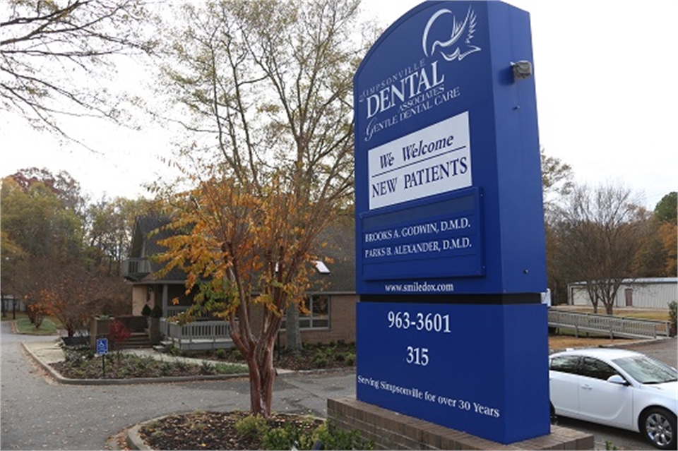 Signboard of Simpsonville dentist Simpsonville Dental Associates