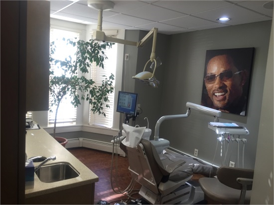 Woburn dentistry treatment room at Dental Health Care of Woburn P.C.