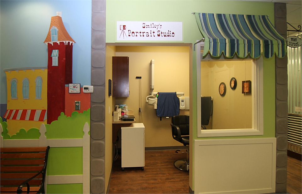 Portrait studio themed operatory at Smile of Austin