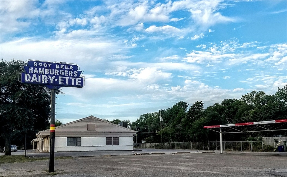 Dairy-Ette at 4 minutes drive to the south of Dallas dentist Glow Dental and Implant Center