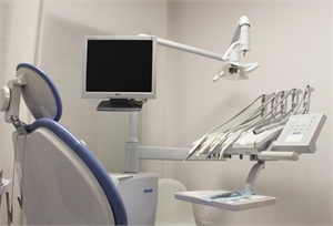 Dental chair with unit, handpieces and monitor