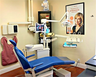 Dental chair at Smile Design Dental of Hallandale Beach located right opposite Golden Isles Lake