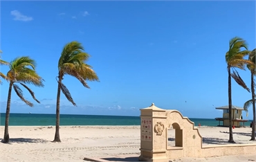 Hollywood Beach at 5 minutes drive to the north of Smile Design Dental of Hallandale Beach