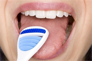 5 Reasons to brush your tongue with a tongue scraper