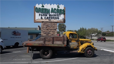 Green Acres Market few paces to the west of Simi Valley dentist Sequoia Dentistry