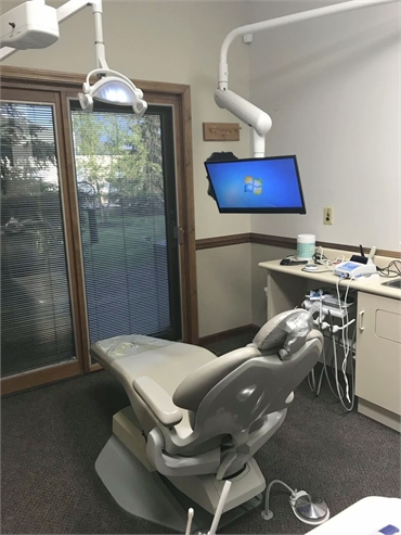 dental chair at the office of cosmetic dentist steven ellinwood dds fort wayne in 46835