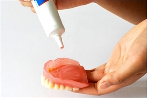 By applying denture adhesive to the denture, it keeps the prosthesis firm in place