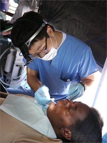 Marysville dentist Dr. Jung Lee performing root canal procedure at Pinewood Family Dental