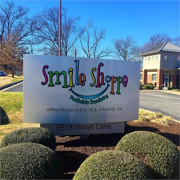 Signboard at Smile Shoppe Pediatric Dentistry Rogers AR