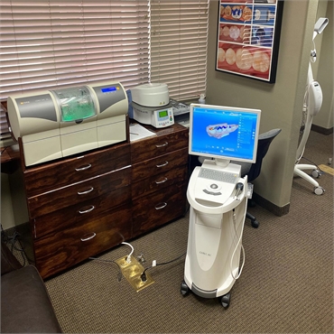CEREC crown milling machine and Sirona intraoral scanner at Stunning Smiles of Las Vegas