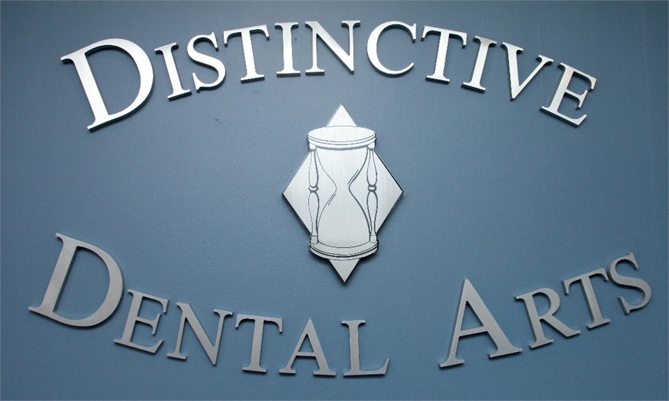 Distinctive Dental Arts sign
