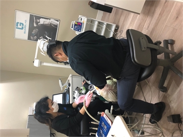 Toronto dentist Dr. Reyes working on dental implants at North Shores Dental