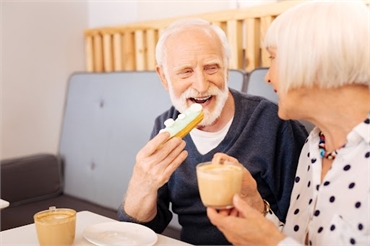 A complete guide for eating food after dental implants